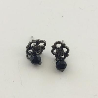 Unmarked silver tone small dangle earrings