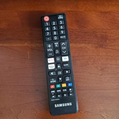 Samsung 32" TV W/Remote and Digital HDTV Antenna (BR3-KD)