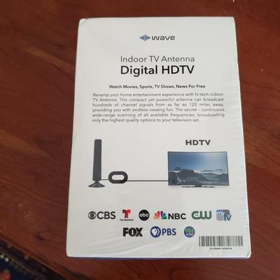 Samsung 32" TV W/Remote and Digital HDTV Antenna (BR3-KD)