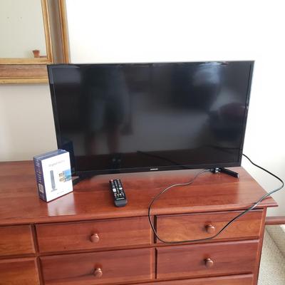 Samsung 32" TV W/Remote and Digital HDTV Antenna (BR3-KD)