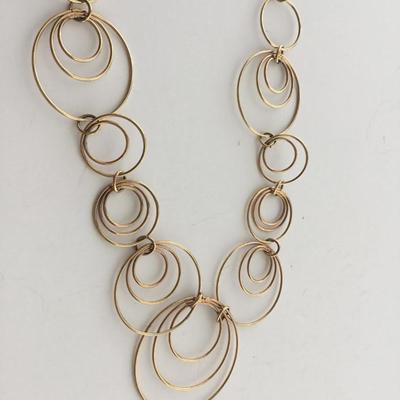 Daisy fuentes marked gold tone fashion necklace