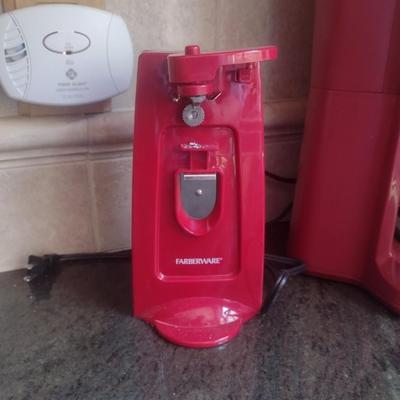 Assortment of Countertop Kitchen Appliances