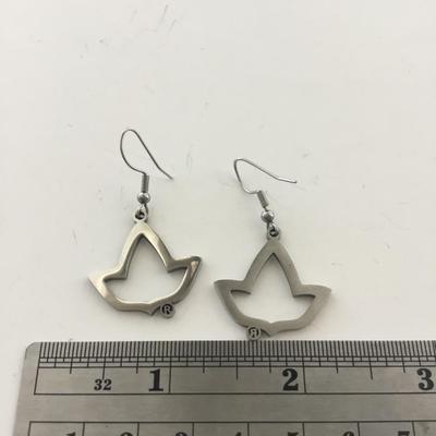 R marked silver tone dangle fashion earrings
