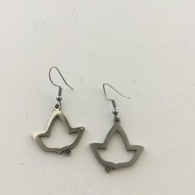 R marked silver tone dangle fashion earrings