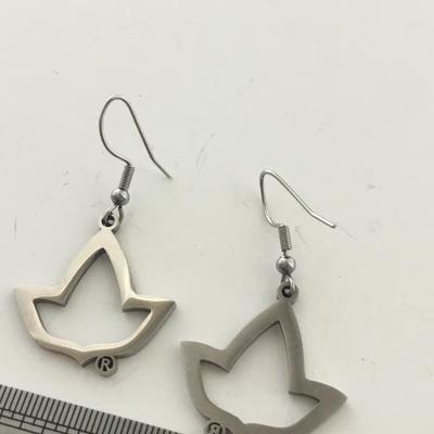 R marked silver tone dangle fashion earrings