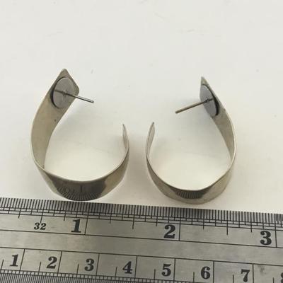 Gold tone fashion hoop earrings