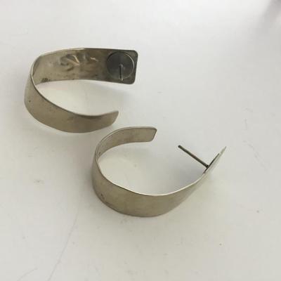 Gold tone fashion hoop earrings