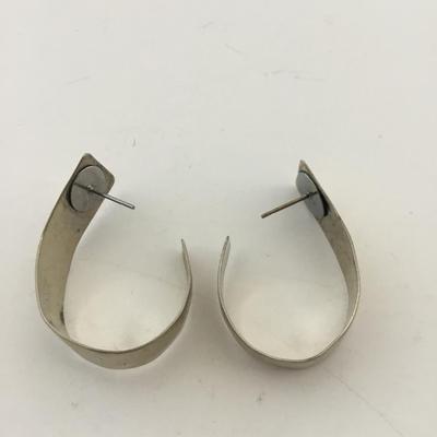 Gold tone fashion hoop earrings