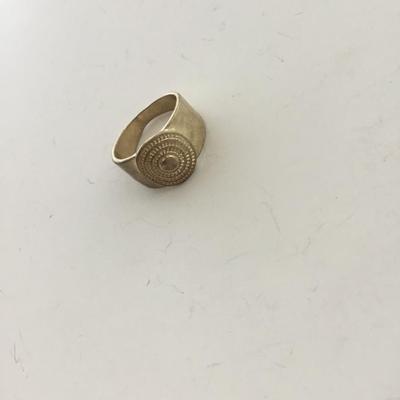 Gold tone unmarked ring