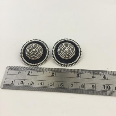 Unmarked vintage round clip on earrings