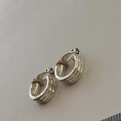 Silver tone unmarked clip on vintage earrings