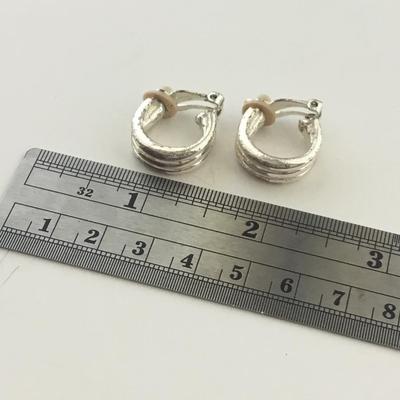 Silver tone unmarked clip on vintage earrings