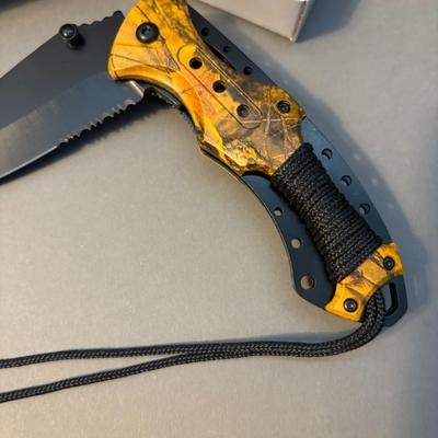 Razor Tactical - Survival Knife Series - Wood/Leaves Handle with Black String Wrap