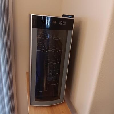 AVANTI WINE COOLER AND A WOODEN WINE RACK WITH A DRAWER