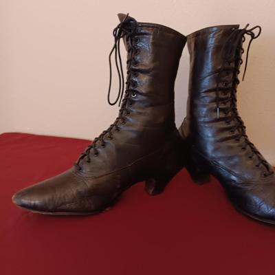LADIES ANTIQUE LEATHER SHOES W/BONE HANDLE SHOE HOOK