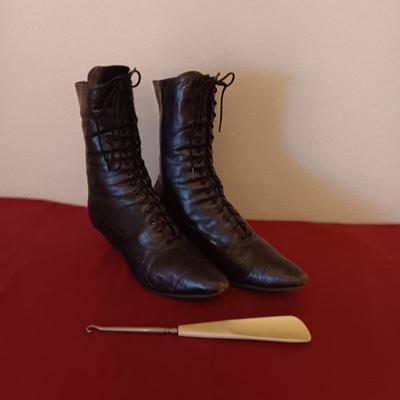 LADIES ANTIQUE LEATHER SHOES W/BONE HANDLE SHOE HOOK