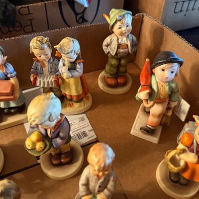 Sale Photo Thumbnail #138: 12 Assorted loose Hummel figurines as shown