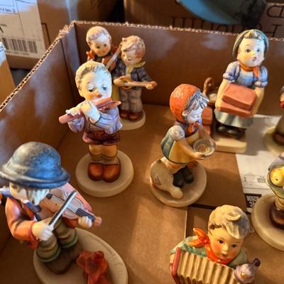 Sale Photo Thumbnail #137: 12 Assorted loose Hummel figurines as shown