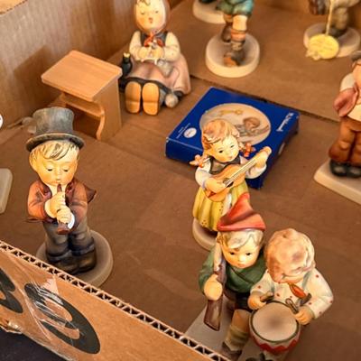 Sale Photo Thumbnail #463: lof of 12 loose Hummel Figures - all assorted loose
