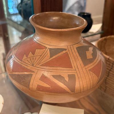 Sale Photo Thumbnail #610: Native American ceramic Pot