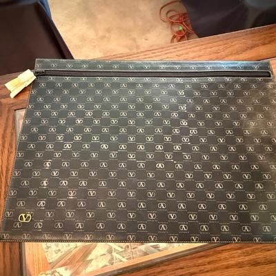 Sale Photo Thumbnail #832: New Looking Valentino flat bag