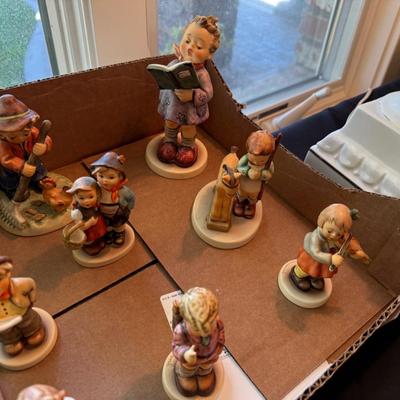 Sale Photo Thumbnail #921: 12 Assorted loose Hummel figurines as shown