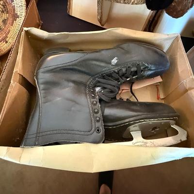Sale Photo Thumbnail #966: Men's 12 Vtg. Canadian Flyer Ice Skates in original bx