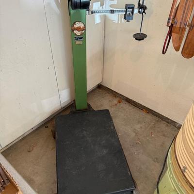 Sale Photo Thumbnail #1192: Nice Vtg. Fairbanks-Morse 1,000 lb Scale on wheels
