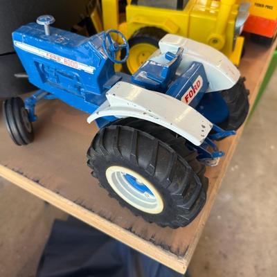 Sale Photo Thumbnail #1568: Lots of plastic Toy Tractors & Cranes as shown
