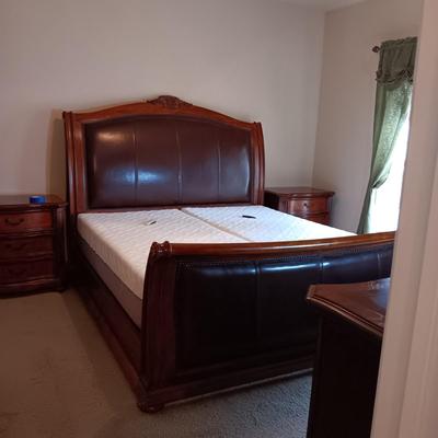 CLEAN BEAUTYREST SOUTH BAY INT. DUAL ELECTRIC ADJUSTABLE FOAM MATTRESSES W/A WOOD AND LEATHER SLEIGH BED FRAME