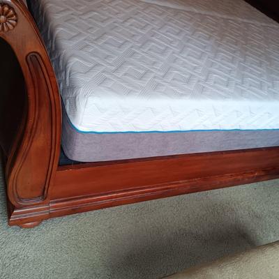 CLEAN BEAUTYREST SOUTH BAY INT. DUAL ELECTRIC ADJUSTABLE FOAM MATTRESSES W/A WOOD AND LEATHER SLEIGH BED FRAME