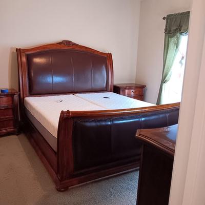 CLEAN BEAUTYREST SOUTH BAY INT. DUAL ELECTRIC ADJUSTABLE FOAM MATTRESSES W/A WOOD AND LEATHER SLEIGH BED FRAME
