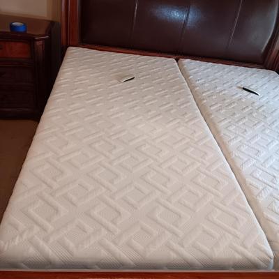 CLEAN BEAUTYREST SOUTH BAY INT. DUAL ELECTRIC ADJUSTABLE FOAM MATTRESSES W/A WOOD AND LEATHER SLEIGH BED FRAME