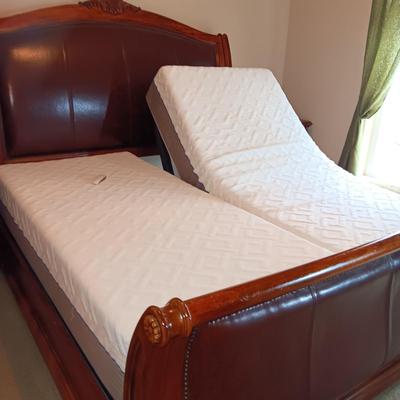 CLEAN BEAUTYREST SOUTH BAY INT. DUAL ELECTRIC ADJUSTABLE FOAM MATTRESSES W/A WOOD AND LEATHER SLEIGH BED FRAME
