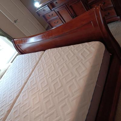 CLEAN BEAUTYREST SOUTH BAY INT. DUAL ELECTRIC ADJUSTABLE FOAM MATTRESSES W/A WOOD AND LEATHER SLEIGH BED FRAME