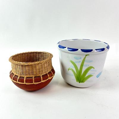 Sale Photo Thumbnail #1372: One has painted art, made in Italy
Fish pot measures: 7" high x 8" diameter
Wicker pot measures: 5.5" high x 7" diameter