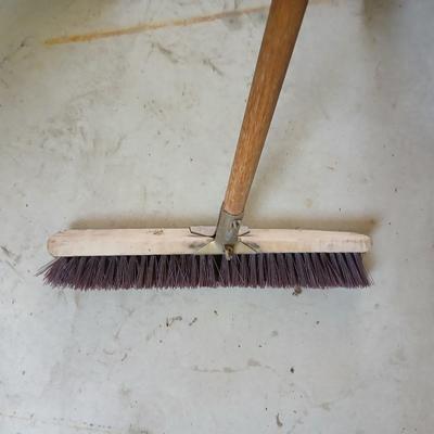 Yard Maintenance Lot – Corded Grass Trimmer, Push Broom, .095 Trimmer Line