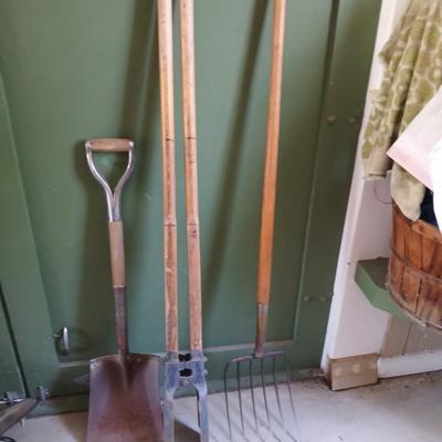 Yard & Garden Tool Lot – Shovel, Post Hole Digger, Pitchfork