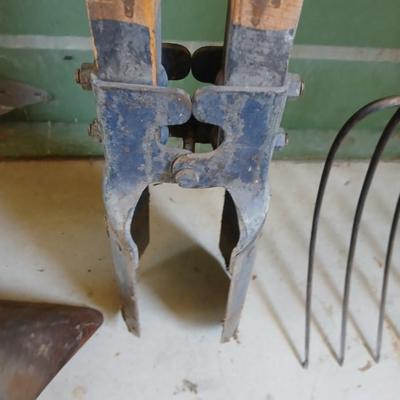 Yard & Garden Tool Lot – Shovel, Post Hole Digger, Pitchfork
