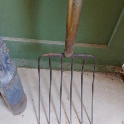 Yard & Garden Tool Lot – Shovel, Post Hole Digger, Pitchfork