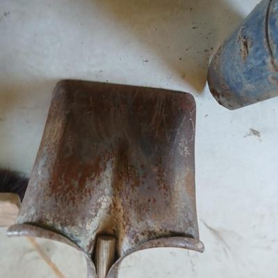 Yard & Garden Tool Lot – Shovel, Post Hole Digger, Pitchfork