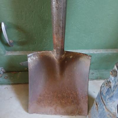 Yard & Garden Tool Lot – Shovel, Post Hole Digger, Pitchfork
