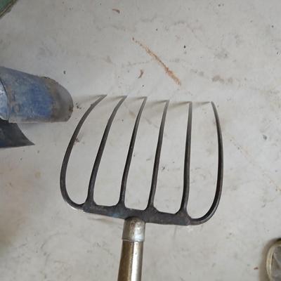 Yard & Garden Tool Lot – Shovel, Post Hole Digger, Pitchfork