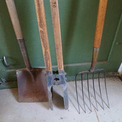 Yard & Garden Tool Lot – Shovel, Post Hole Digger, Pitchfork