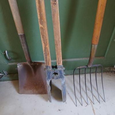 Yard & Garden Tool Lot – Shovel, Post Hole Digger, Pitchfork