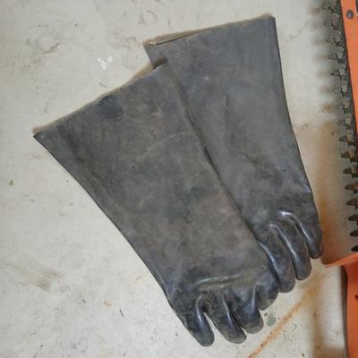 Yard Tool Lot – Electric Hedge Trimmer, 1-Gal Sprayer, Gloves