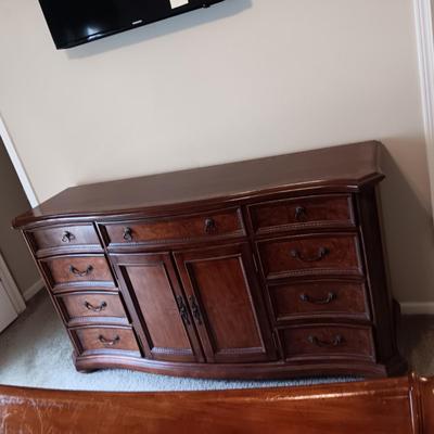 12 DRAWER DRESSER W/FELT LINED TOP DRAWERS & A BEVELED MATCHING MIRROR