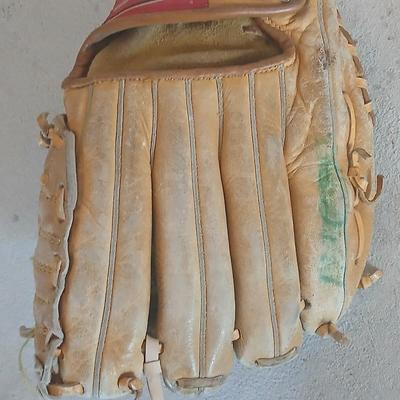 2 Vintage Leather Baseball Gloves – HOLDSTER & U-CATED HEEL