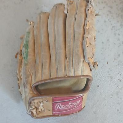 2 Vintage Leather Baseball Gloves – HOLDSTER & U-CATED HEEL