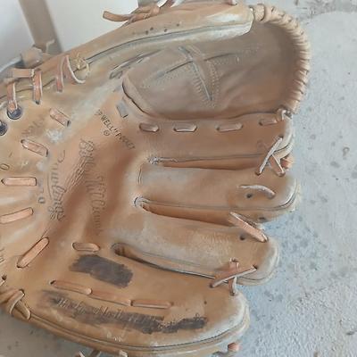 2 Vintage Leather Baseball Gloves – HOLDSTER & U-CATED HEEL